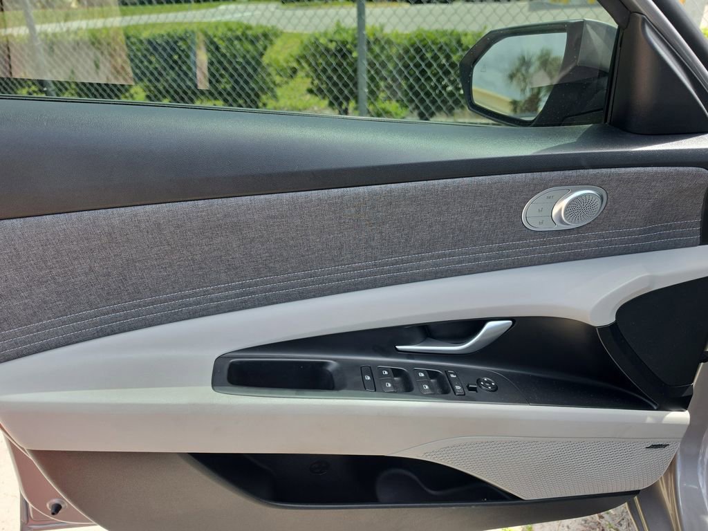 Used 2023 Hyundai Elantra Limited FWD image 18
