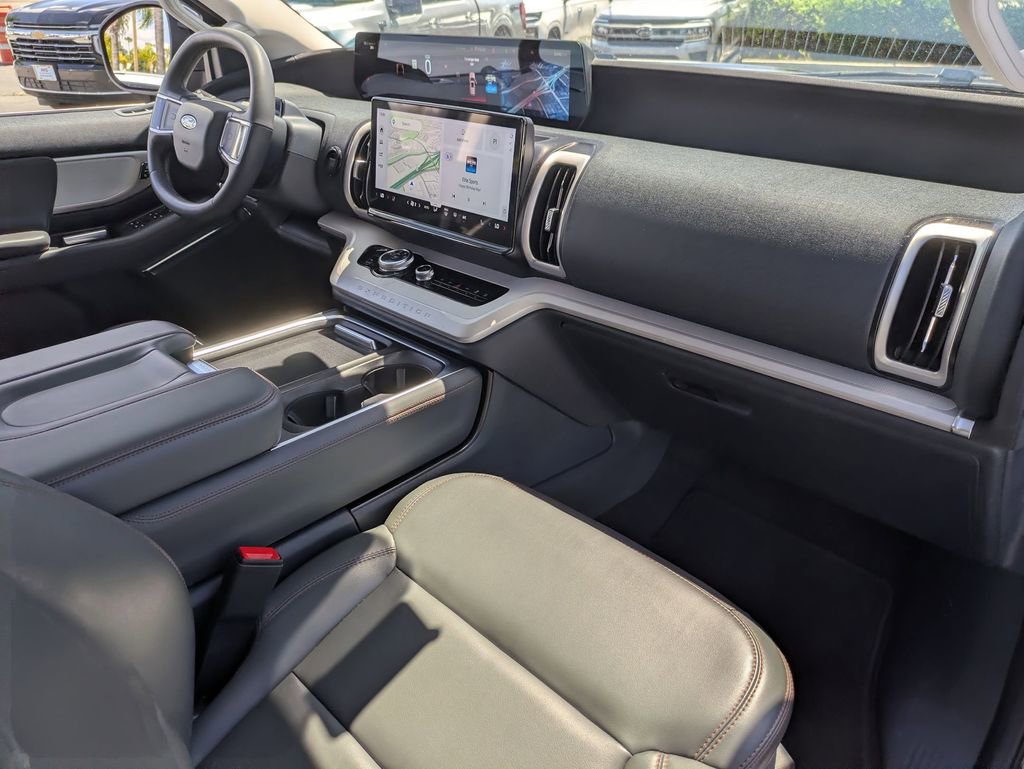 Used 2025 Ford Expedition Active image 32