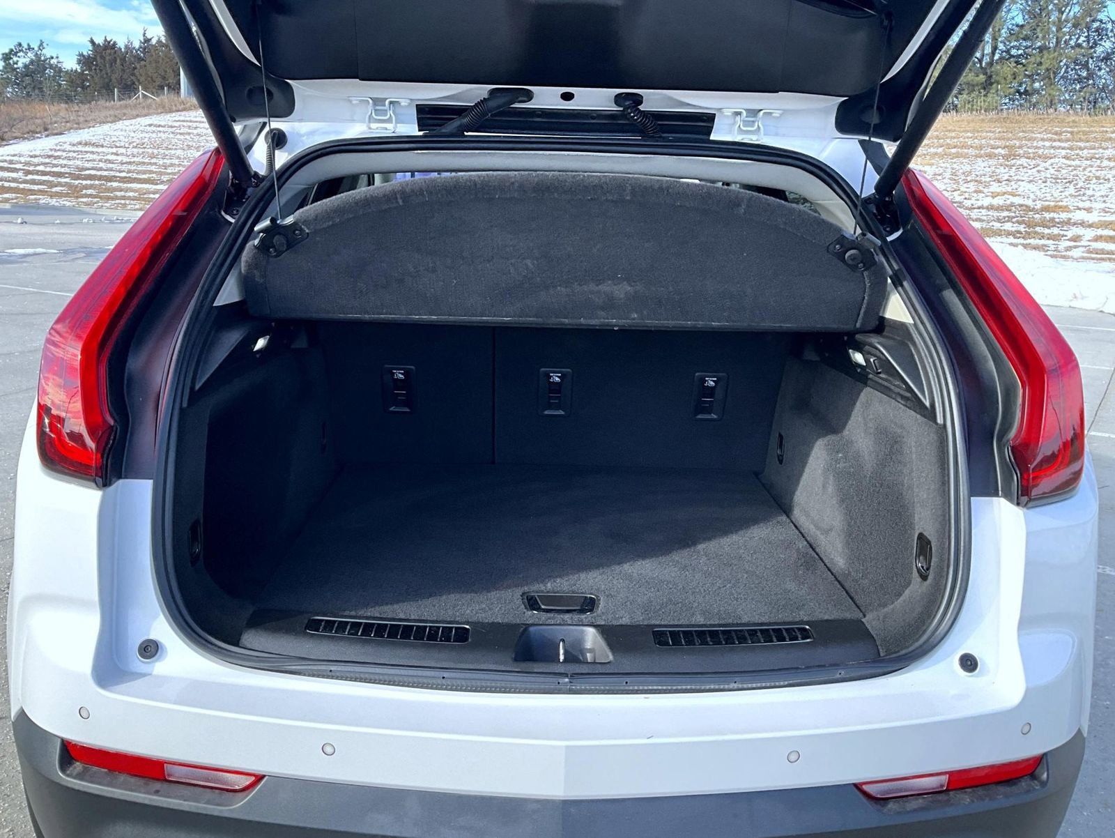 Used 2022 Cadillac XT4 Premium Luxury w/ Enhanced Visibility Package image 9