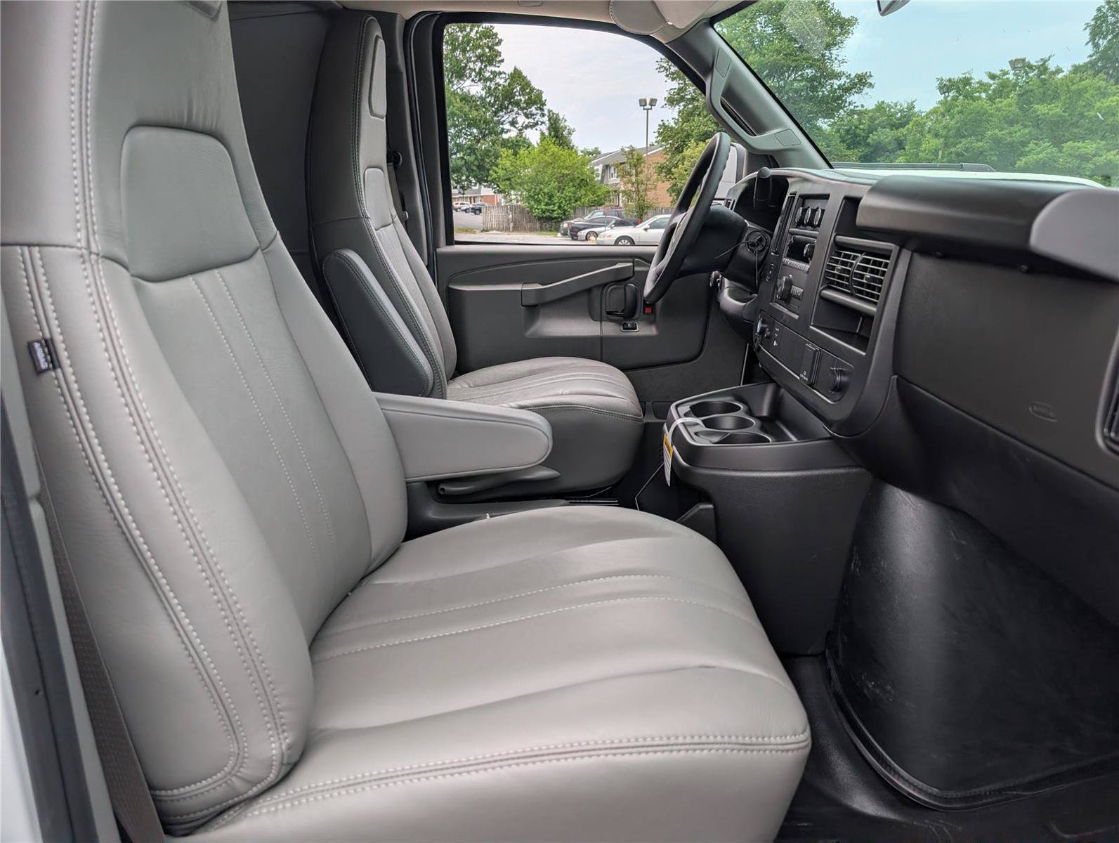New 2026 Chevrolet Express 3500 RWD image 6