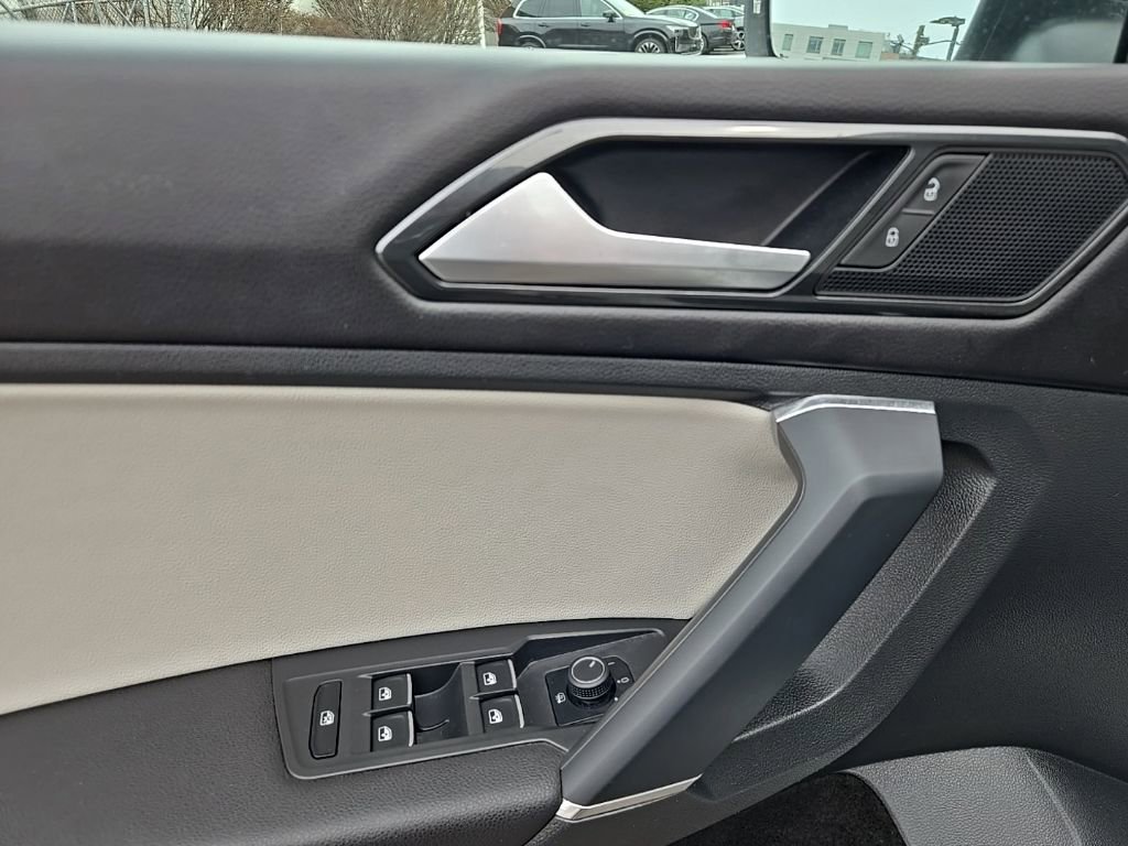 Used 2018 Volkswagen Tiguan SE w/ Panoramic Sunroof Package image 18