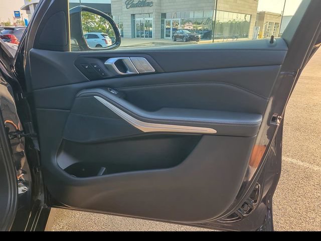 Used 2022 BMW X7 xDrive40i w/ M Sport Package AWD/4WD image 25