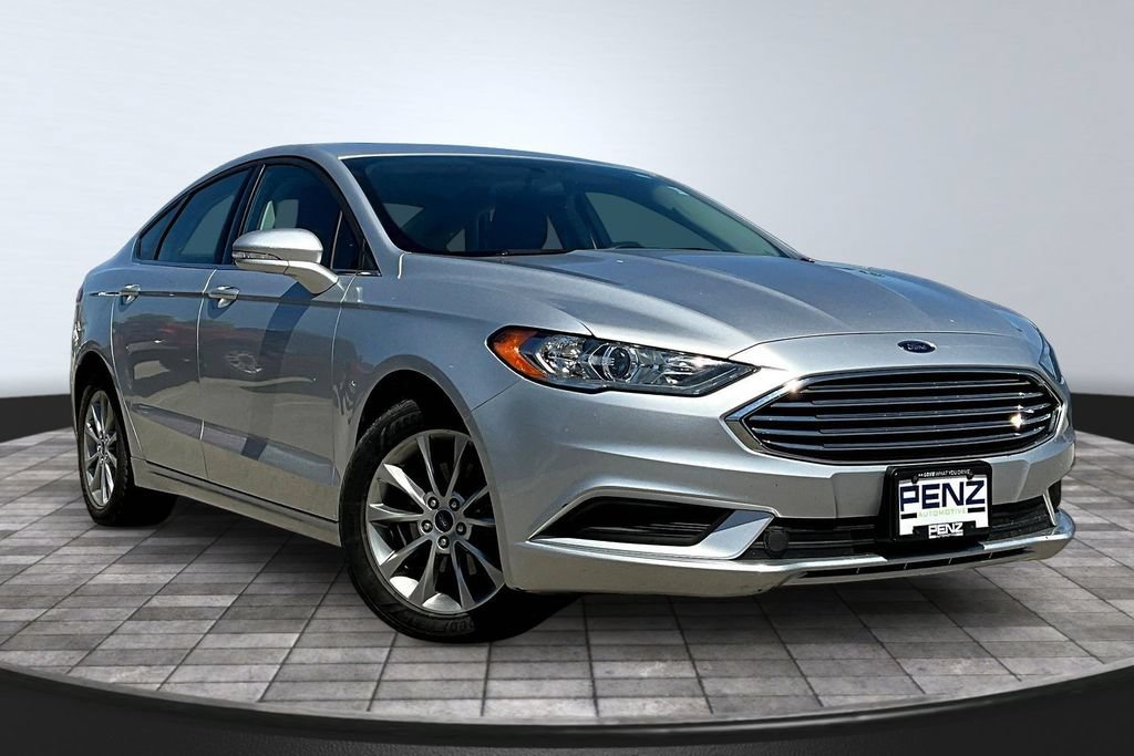 Used 2017 Ford Fusion SE w/ Fusion SE Technology Package FWD image 3