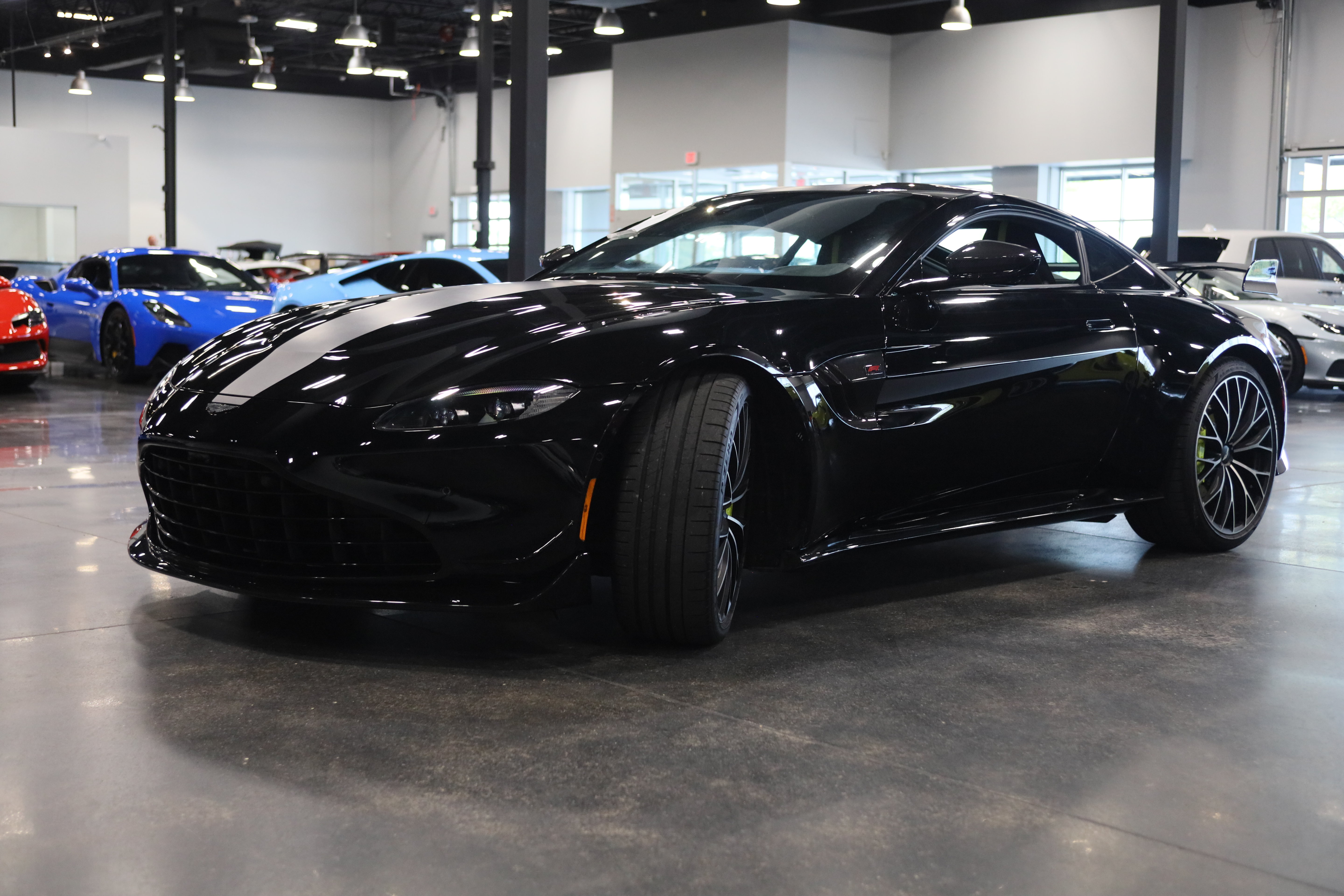 Used 2023 Aston Martin V8 Vantage Coupe RWD image 3