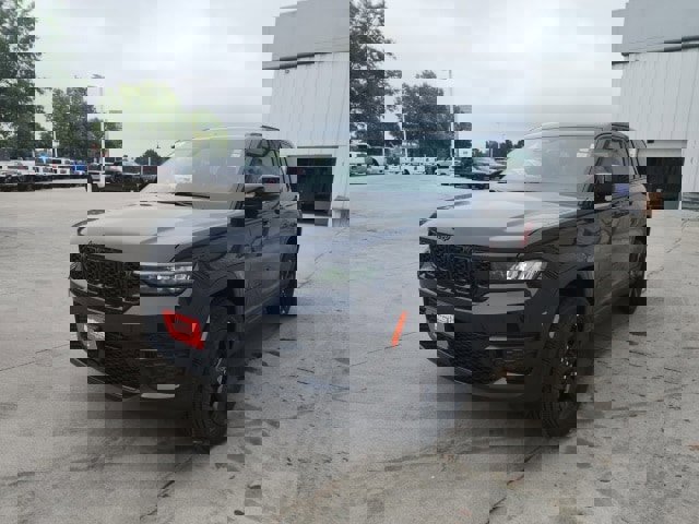 New 2025 Jeep Grand Cherokee Altitude image 8