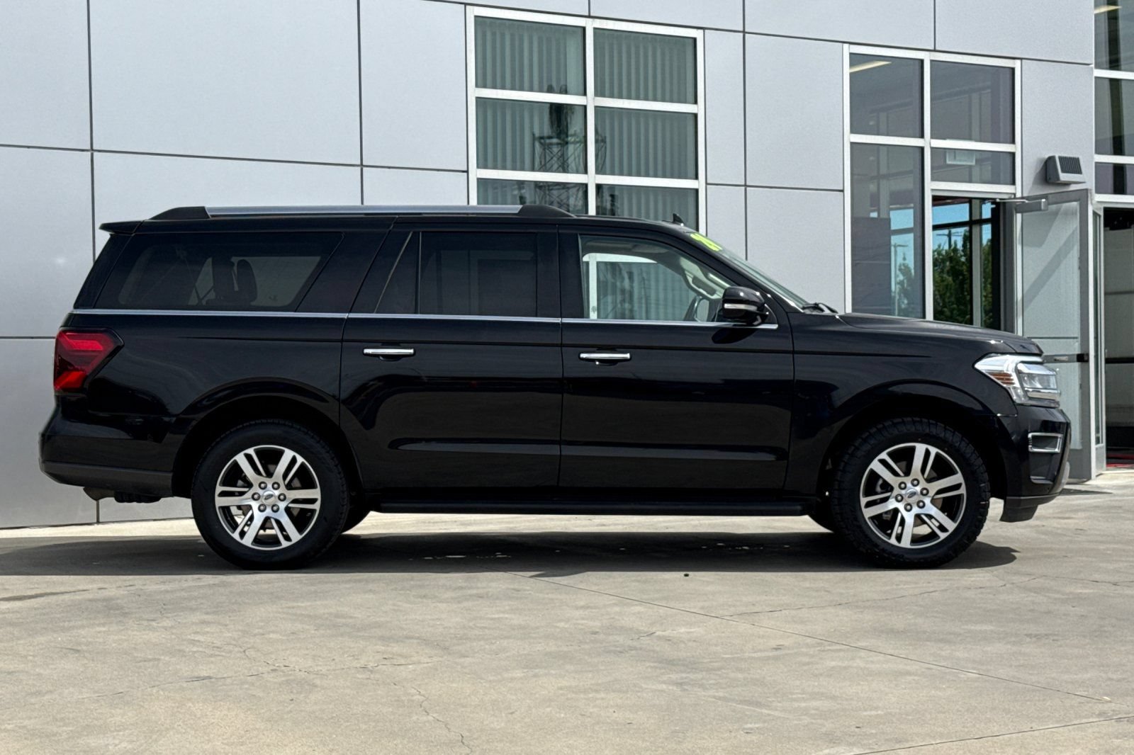 Used 2024 Ford Expedition Max Limited AWD/4WD image 3
