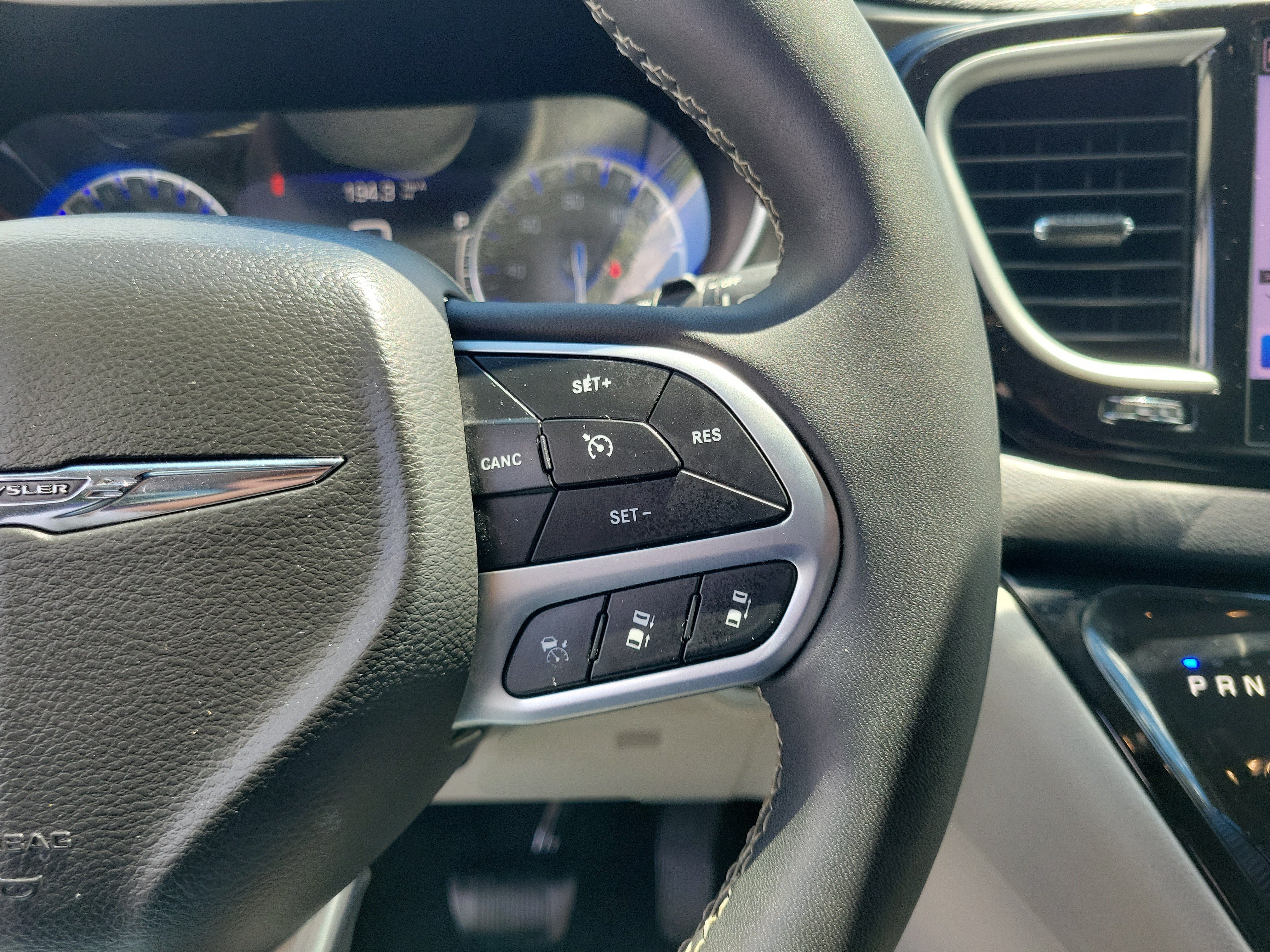 Used 2022 Chrysler Pacifica Touring-L FWD image 23