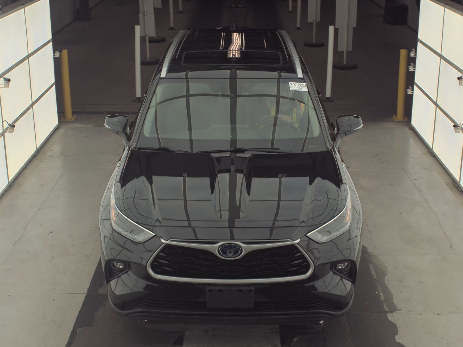 Used 2022 Toyota Highlander XLE image 2