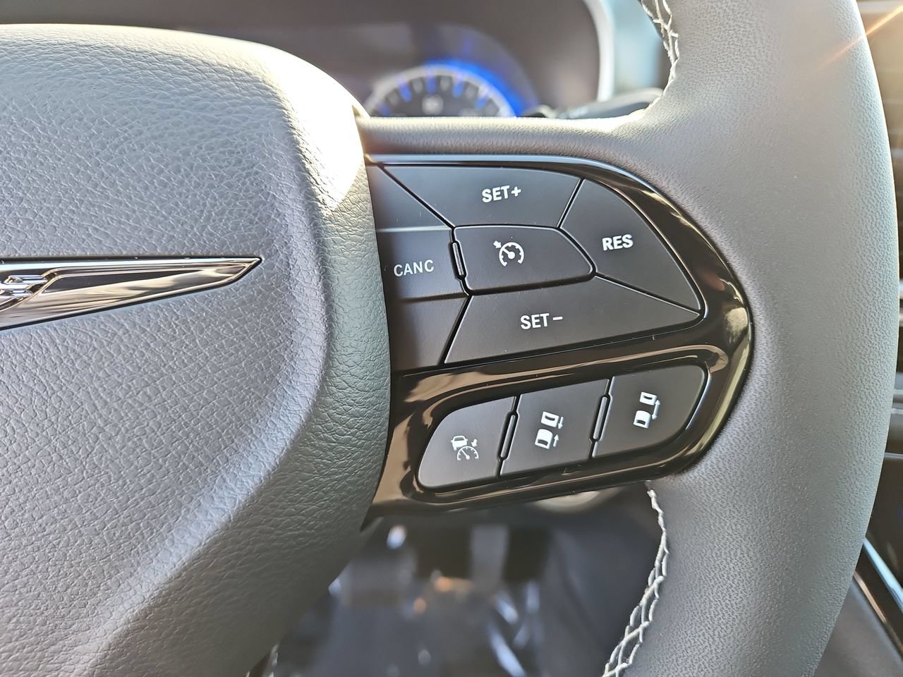 New 2026 Chrysler Pacifica Select AWD/4WD image 32