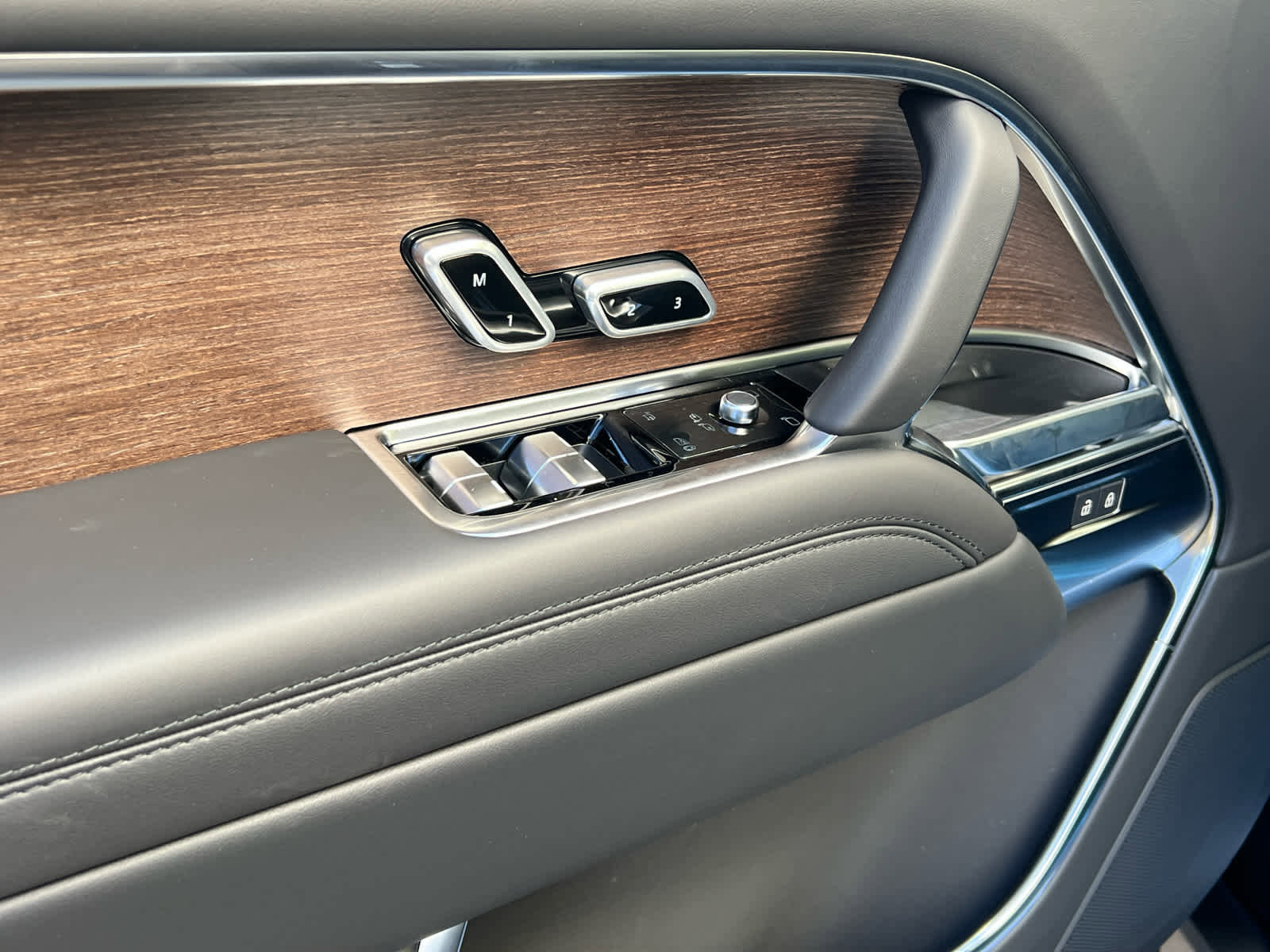 New 2025 Land Rover Range Rover SE image 15