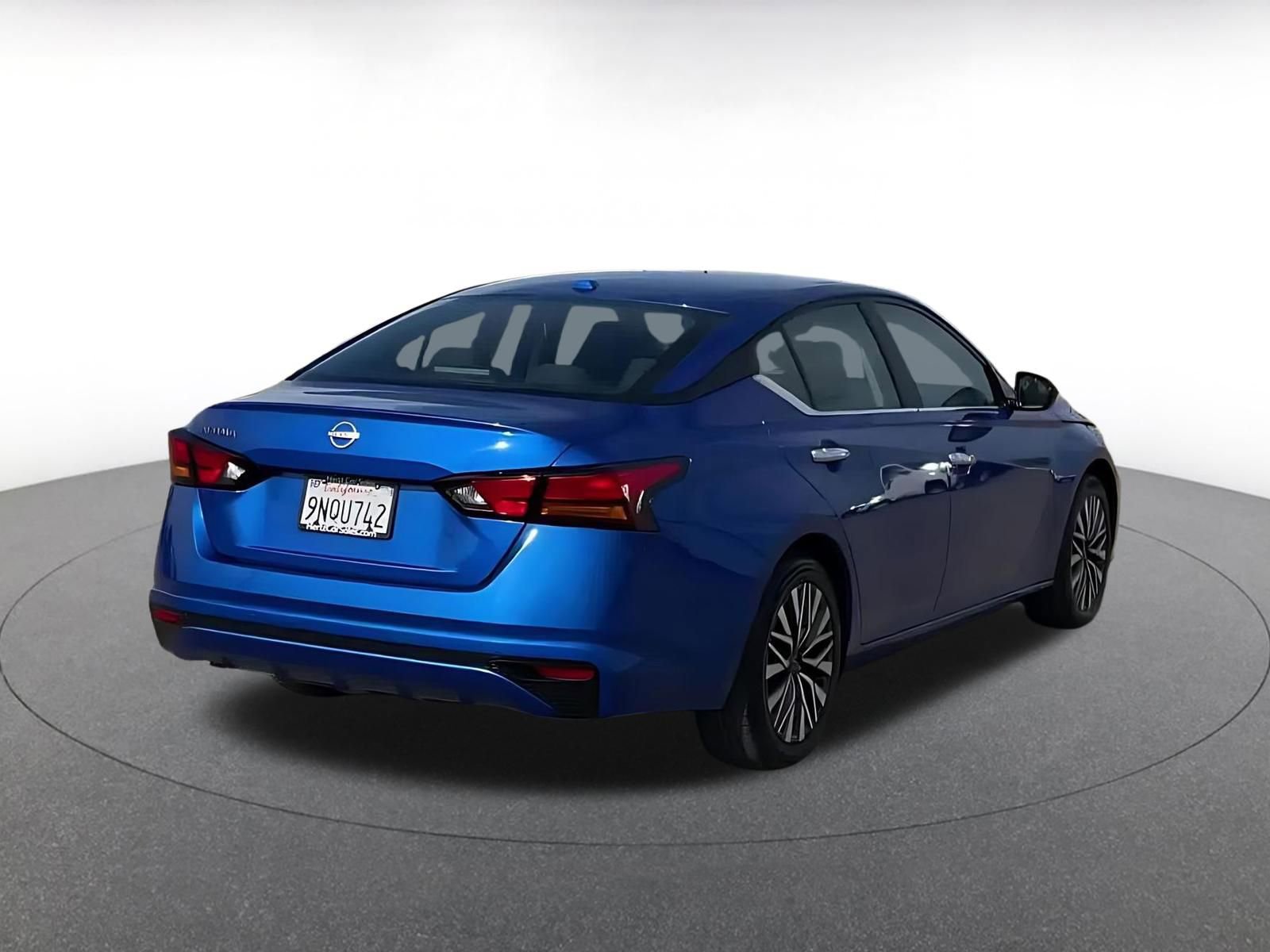 Used 2025 Nissan Altima 2.5 SV FWD image 14
