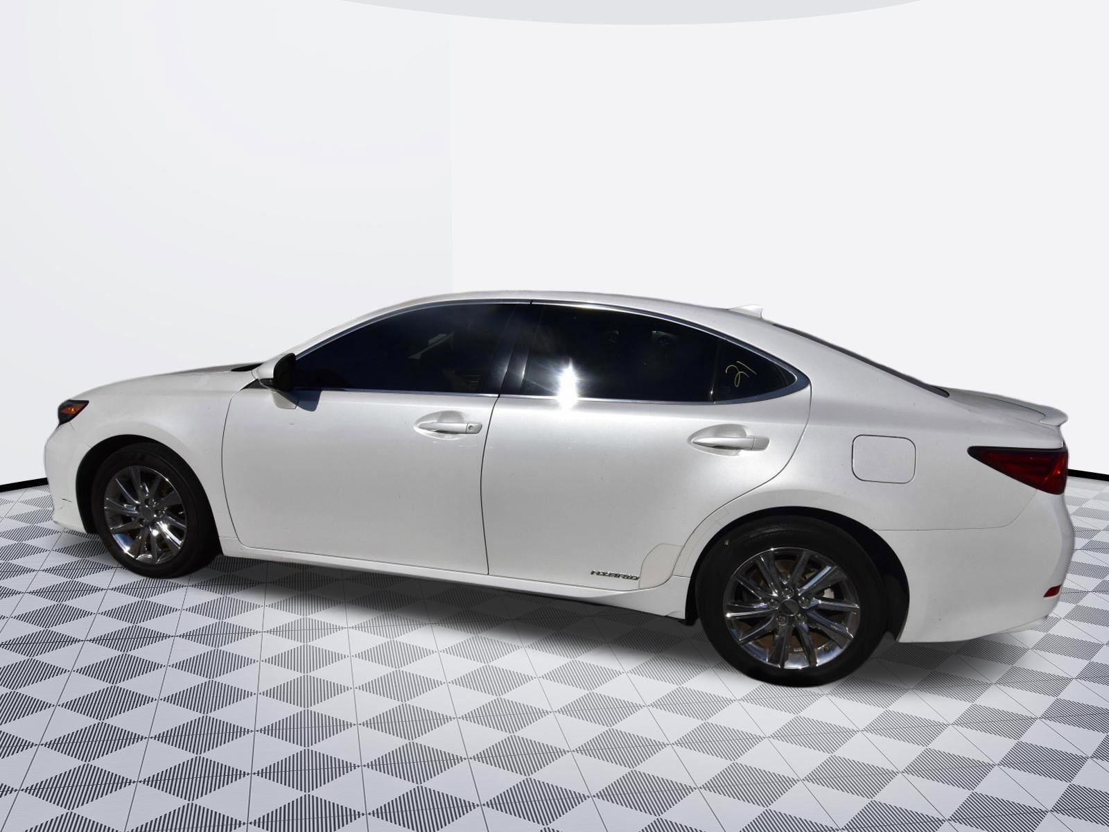 Used 2016 Lexus ES 300h w/ Navigation System Package FWD image 6