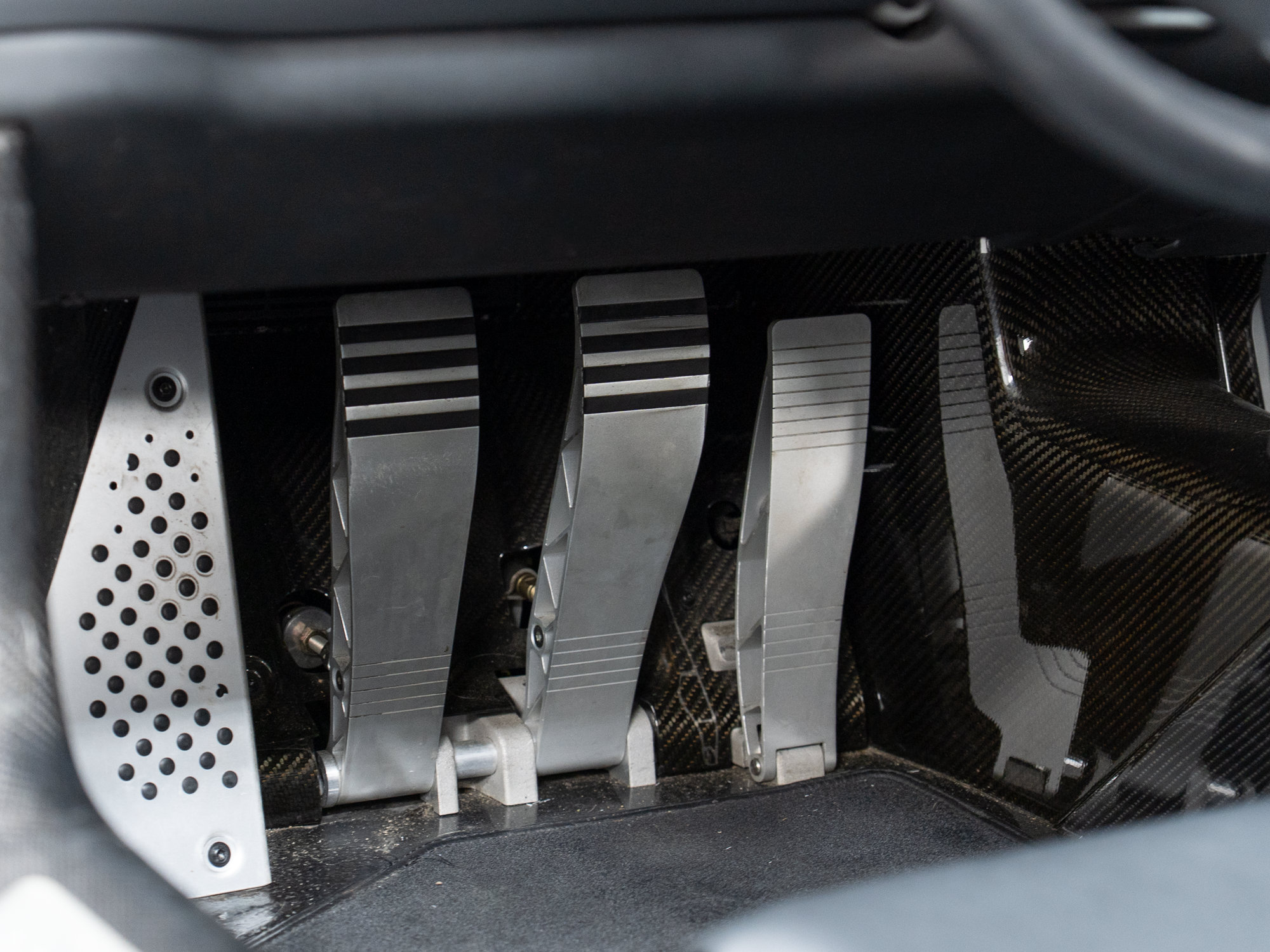 Used 2005 Porsche Carrera GT RWD image 23