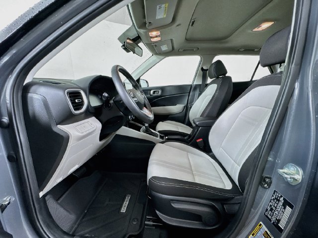 Certified 2025 Hyundai Venue SEL FWD image 31