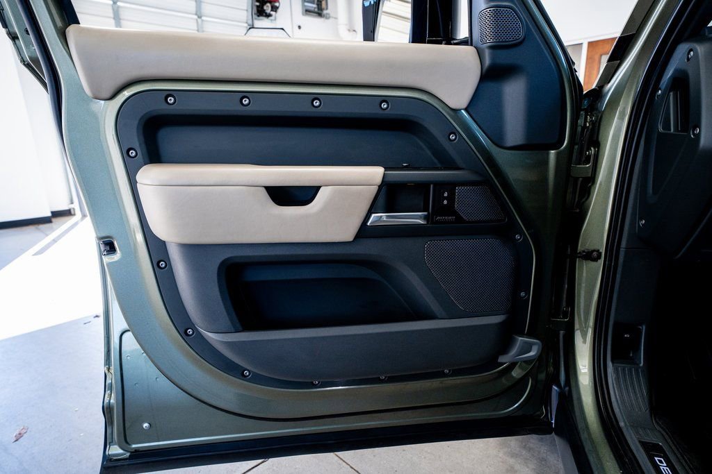 Used 2021 Land Rover Defender 110 X-Dynamic HSE image 31