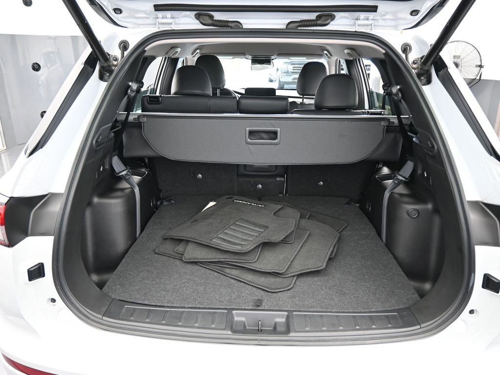 Used 2023 Mitsubishi Outlander SE image 45
