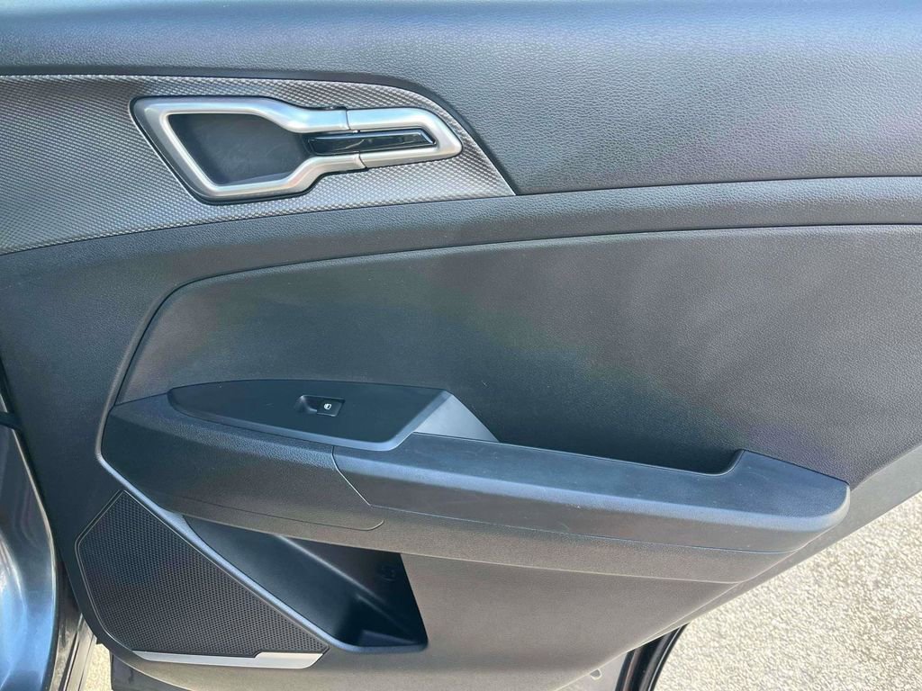 Used 2025 Kia Sportage LX image 8