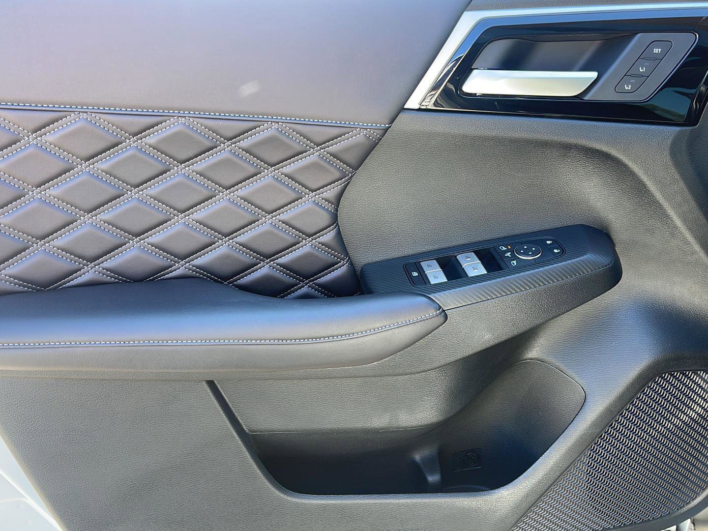 Used 2025 Mitsubishi Outlander 4WD Plug-In Hybrid image 11