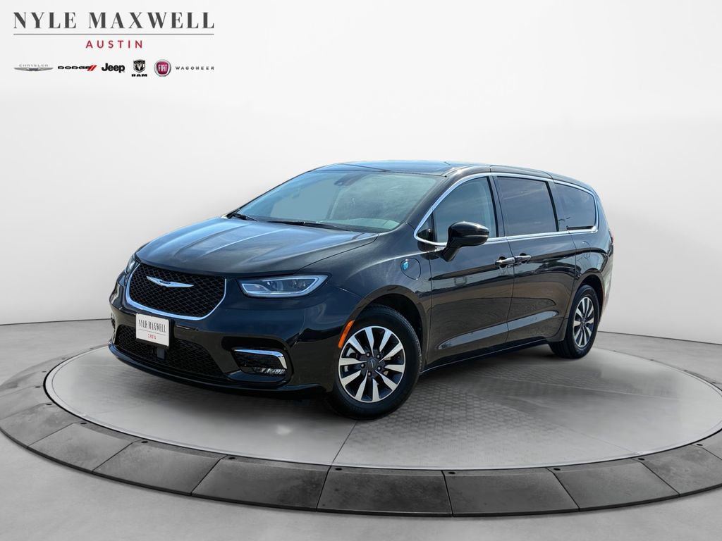 Used 2024 Chrysler Pacifica Select