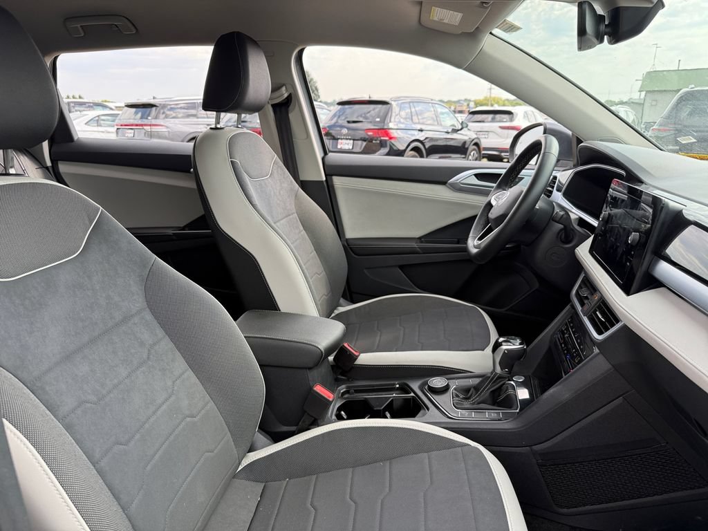 Used 2025 Volkswagen Taos SE AWD/4WD image 42