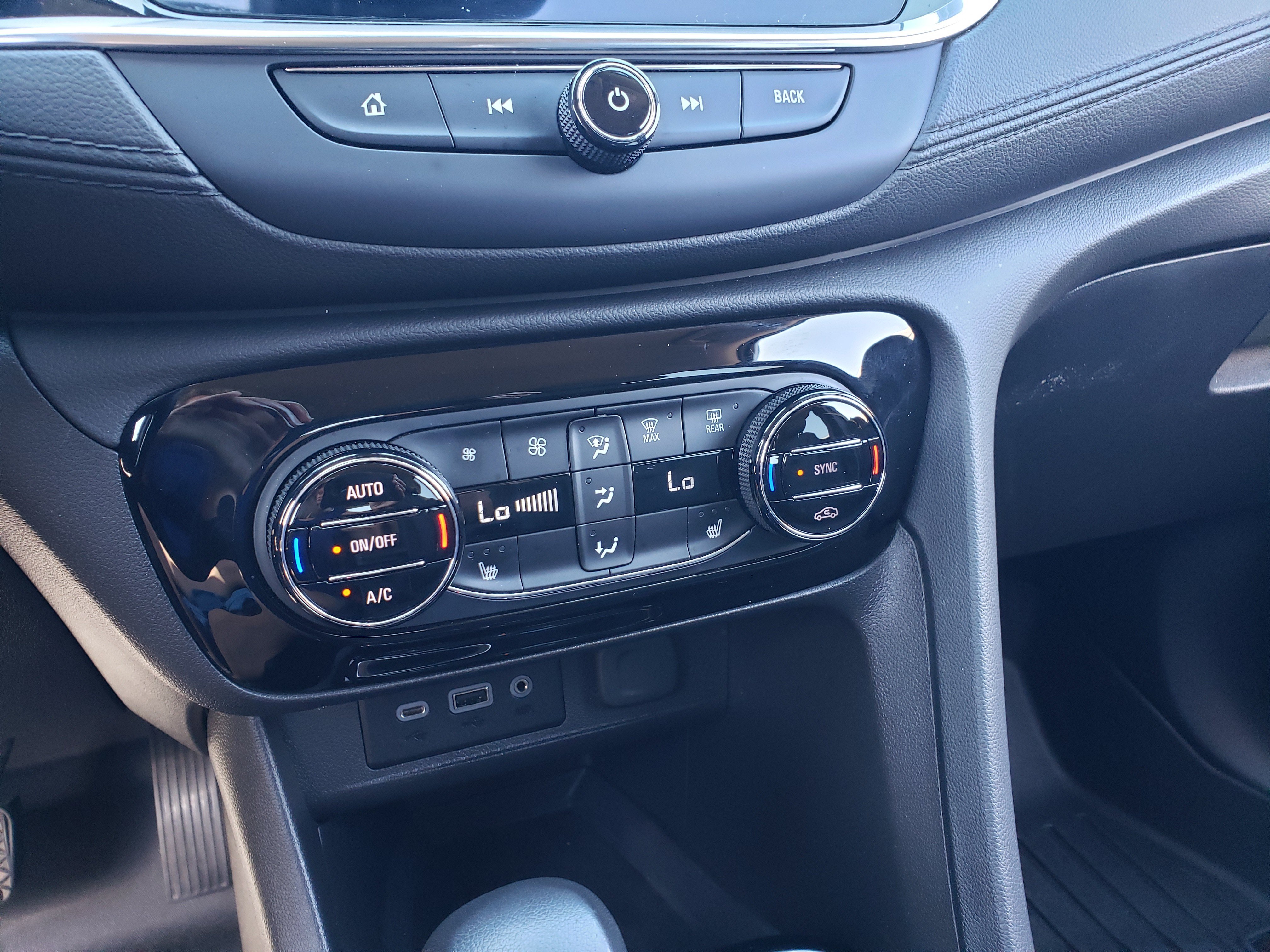 Used 2022 Buick Encore GX Select w/ Sport Touring Package FWD image 23