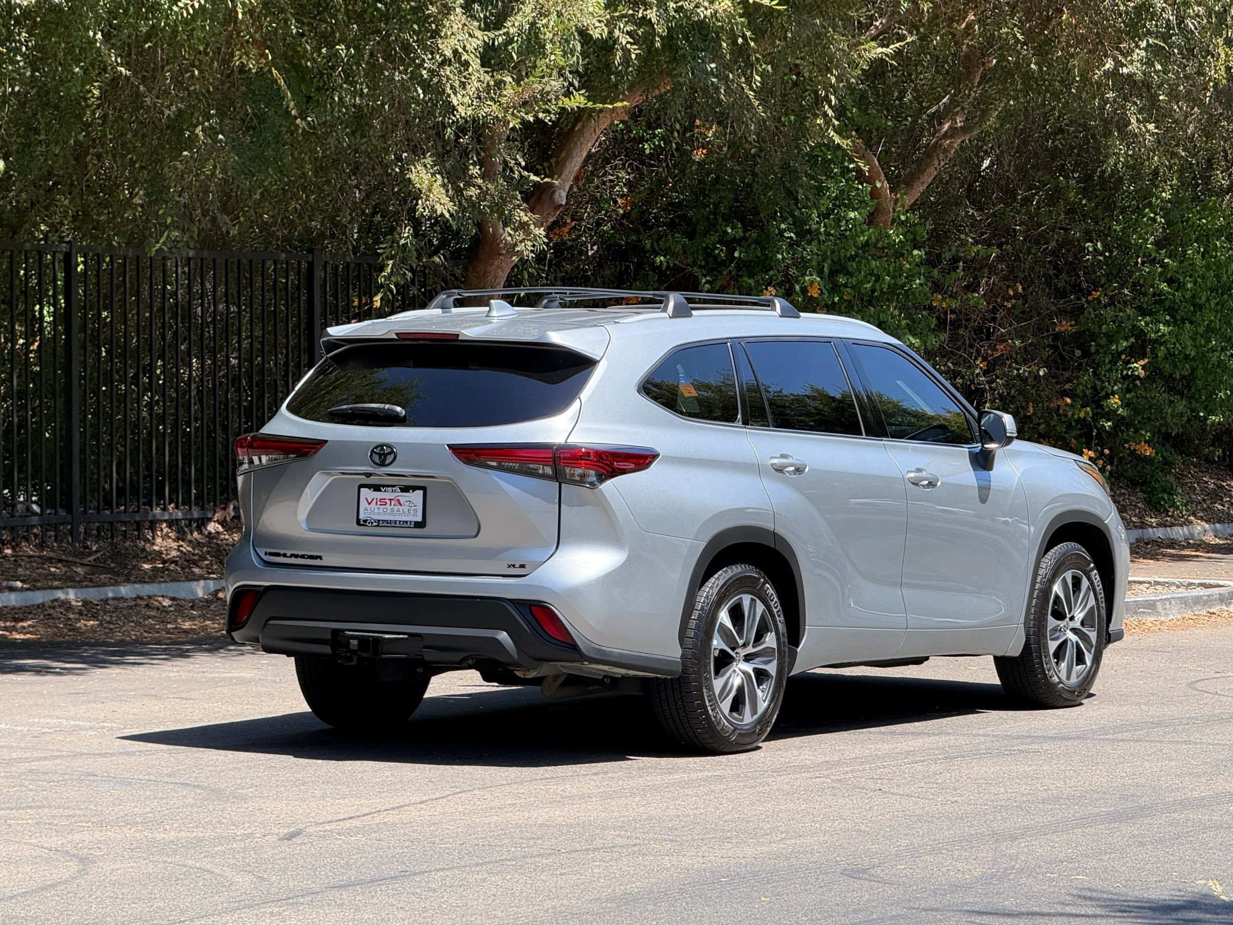 Used 2022 Toyota Highlander XLE FWD image 5