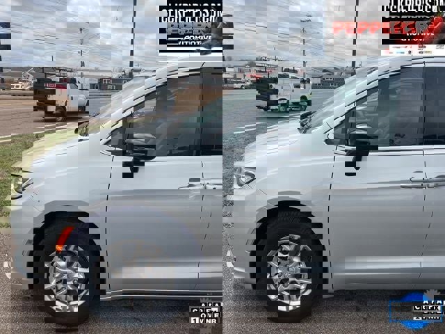 Used 2026 Chrysler Pacifica Select image 2