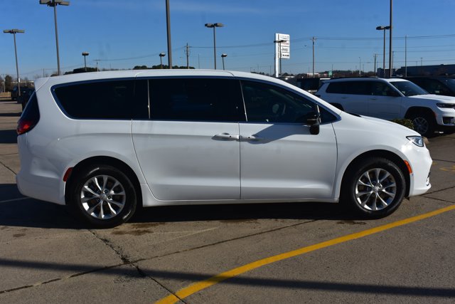 New 2026 Chrysler Pacifica Select image 4