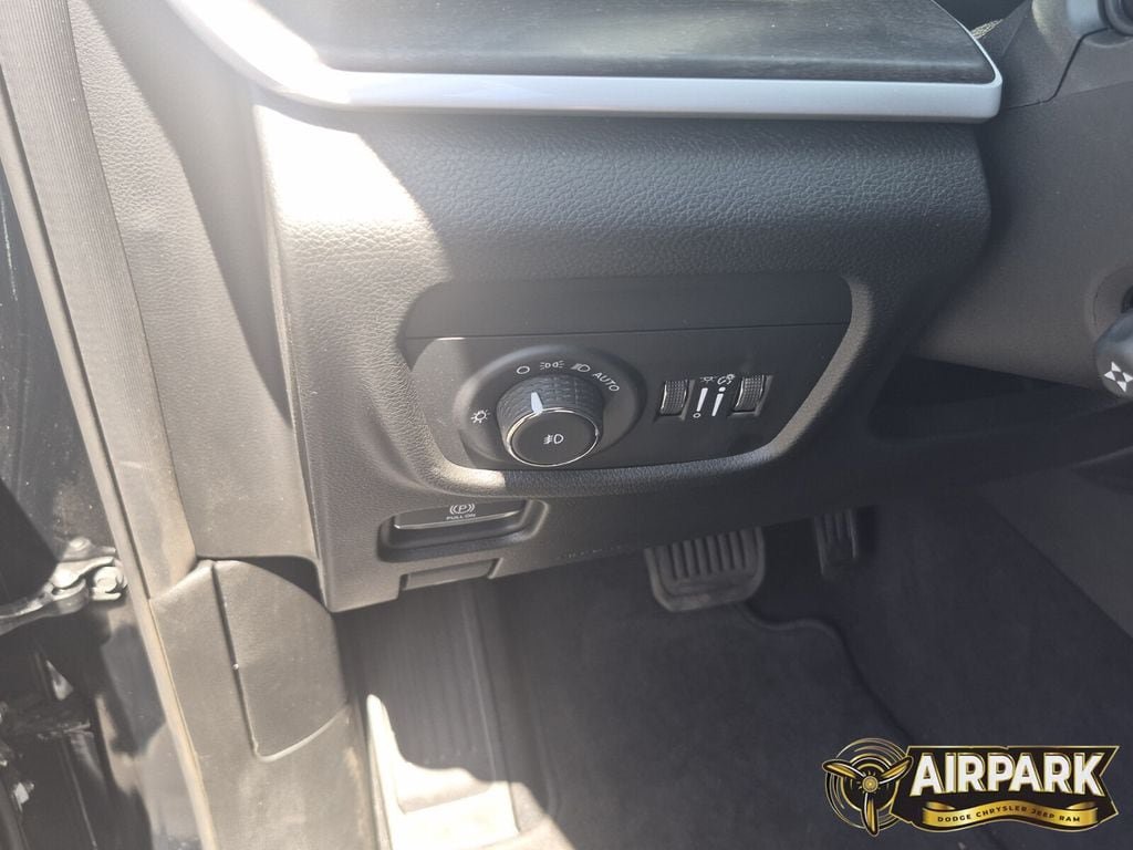 New 2025 Jeep Grand Cherokee Limited w/ Luxury Tech Group II RWD image 12