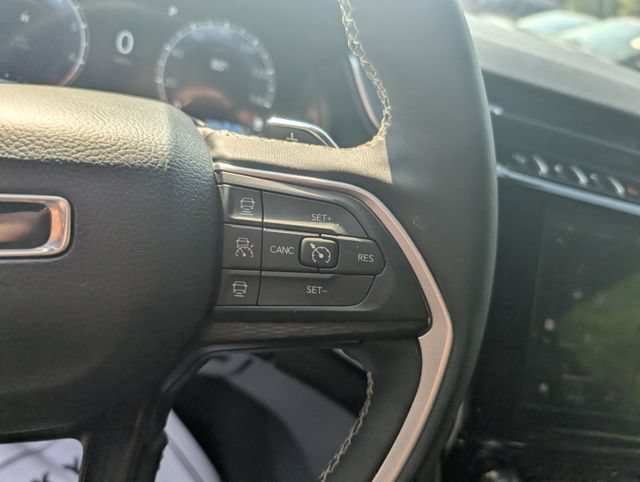 Used 2025 Jeep Grand Cherokee Altitude AWD/4WD image 21