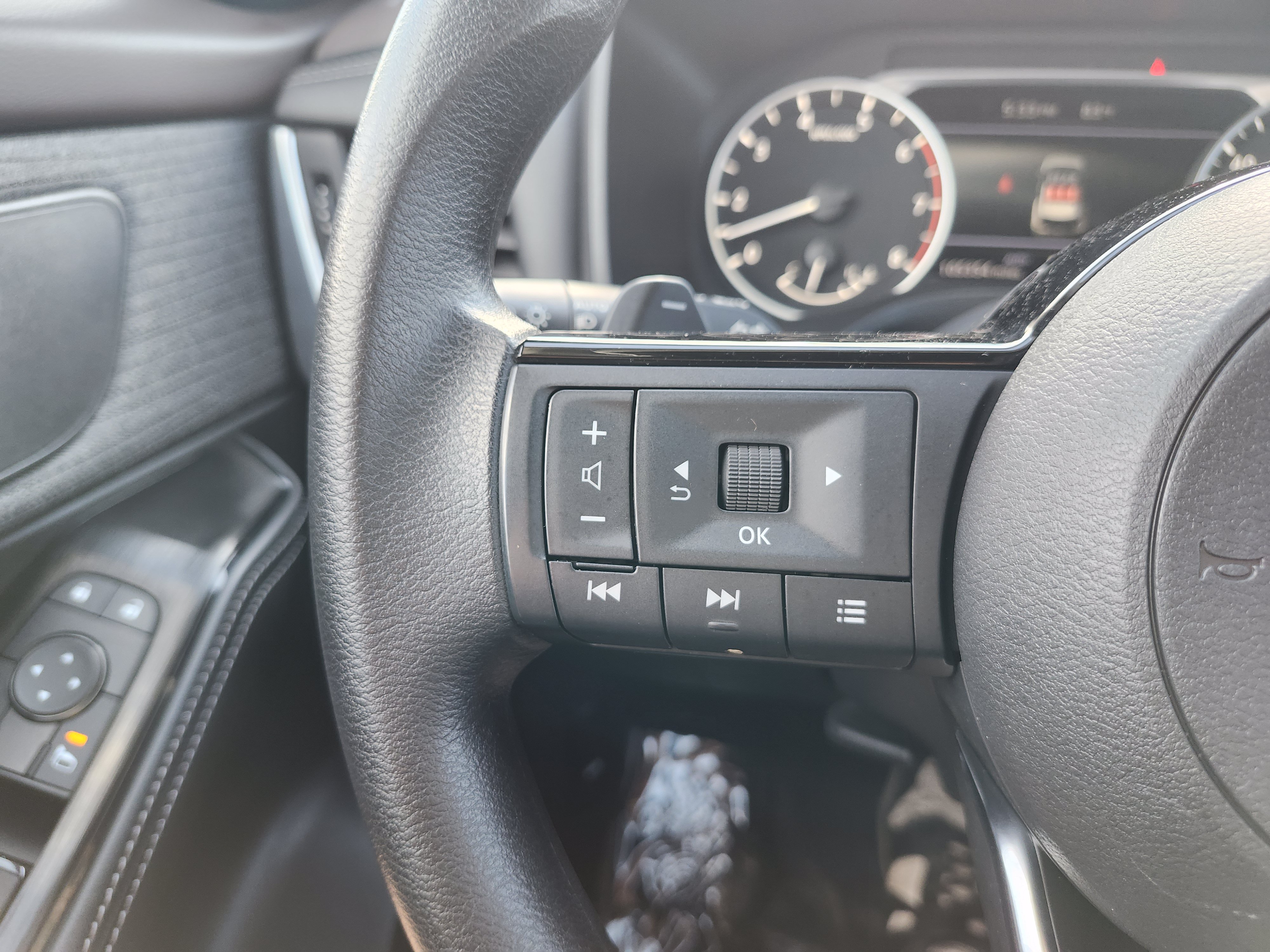 Used 2023 Nissan Rogue SV AWD/4WD image 35