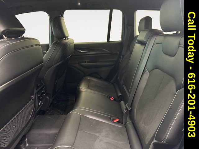 Used 2025 Jeep Grand Cherokee Altitude image 21