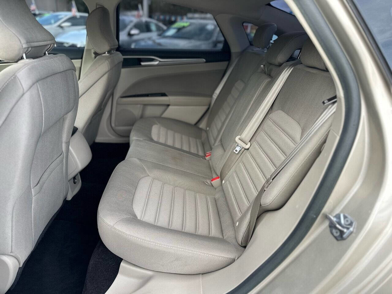 Used 2017 Ford Fusion SE image 16