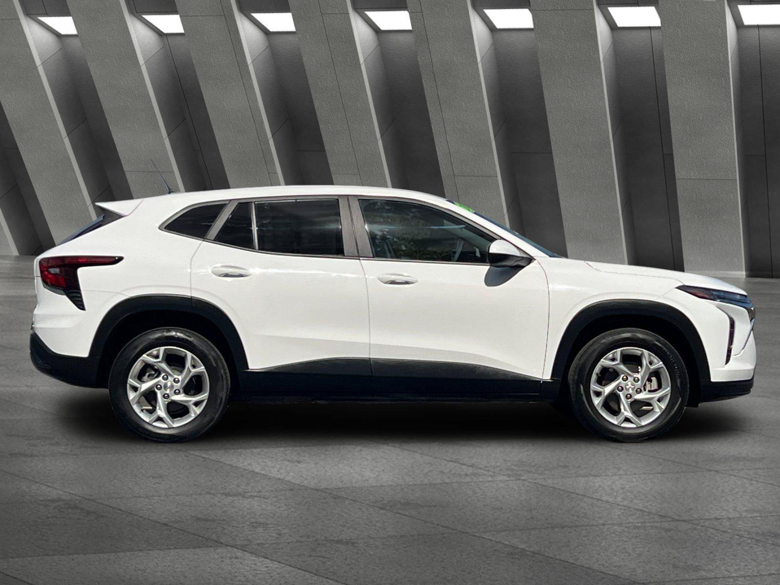 Used 2024 Chevrolet Trax LS w/ LS Convenience Package FWD image 3