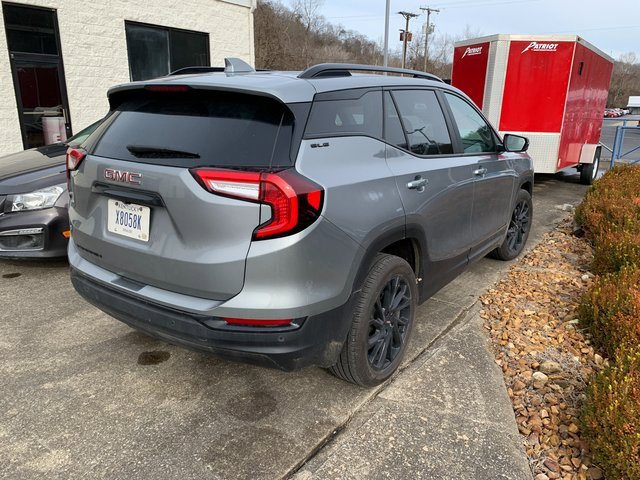 Used 2024 GMC Terrain SLE w/ Driver Convenience Package image 32