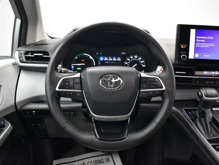 Used 2025 Toyota Sienna XLE image 21