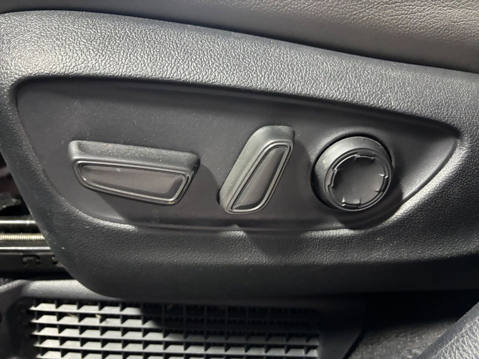 Used 2025 Toyota Sienna XLE image 23