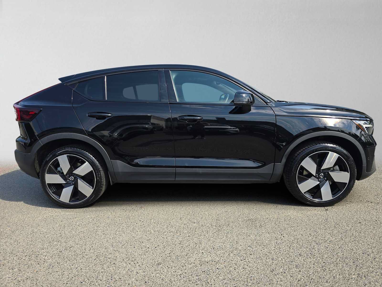 Certified 2023 Volvo C40 P8 Recharge Plus w/ Climate Package AWD/4WD image 3