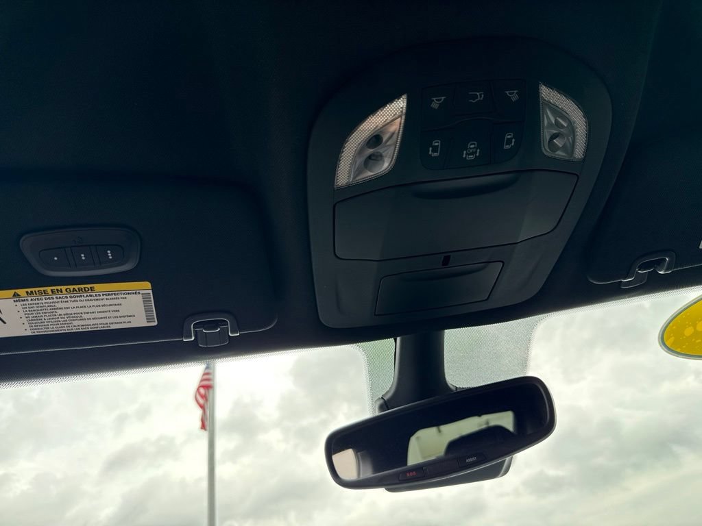 Used 2025 Chrysler Pacifica Select FWD image 25