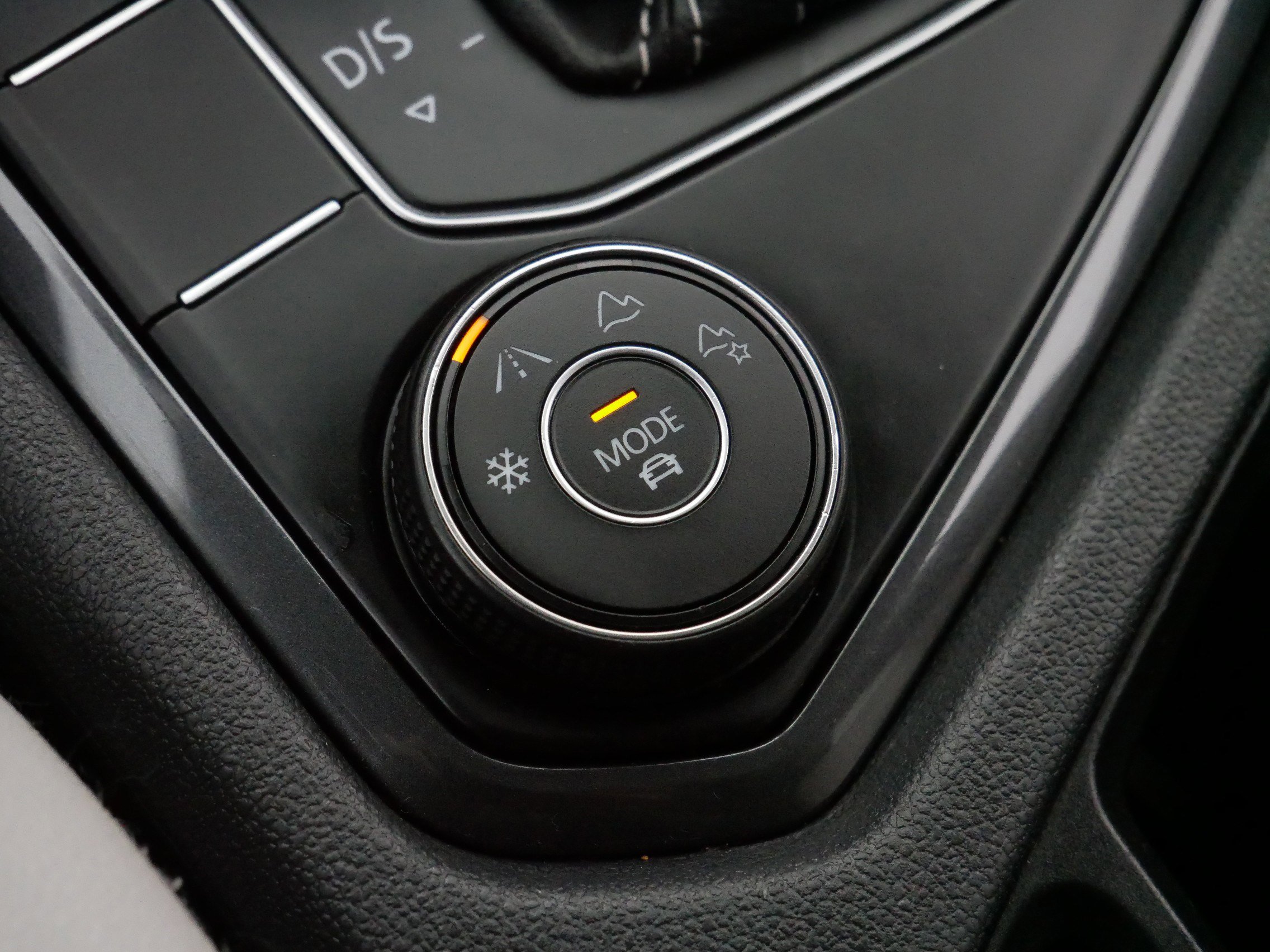 Used 2021 Volkswagen Tiguan SE w/ Panoramic Sunroof Package image 27