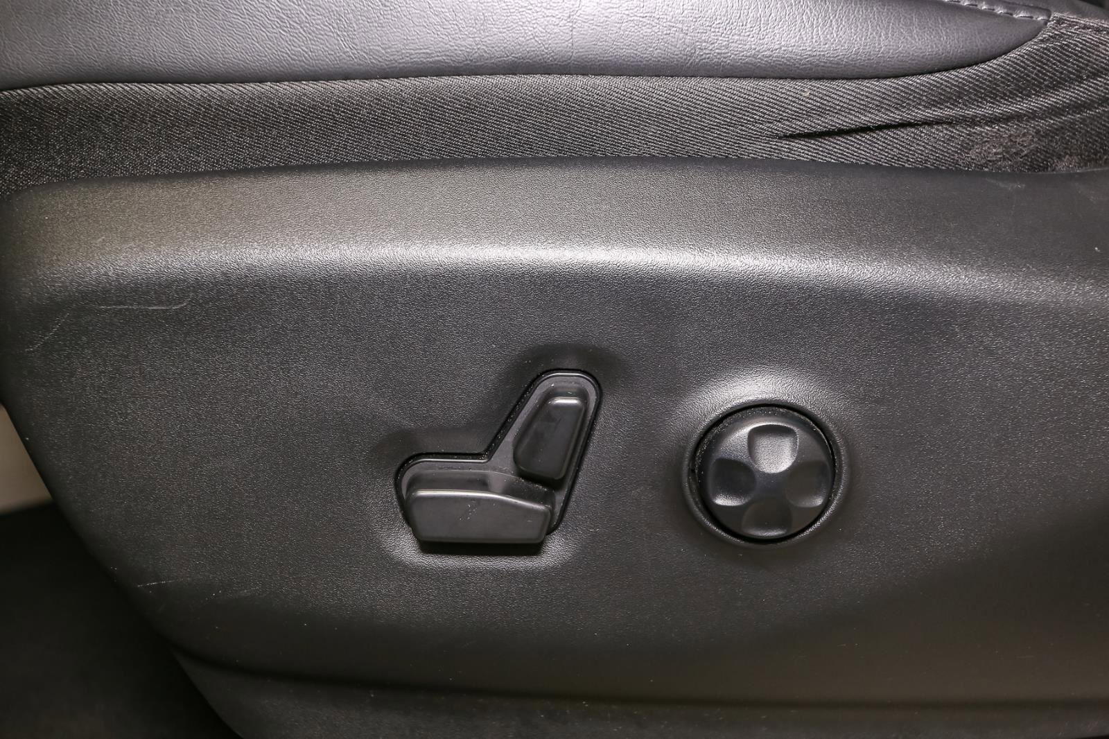 Used 2024 Chrysler Pacifica Touring-L image 37