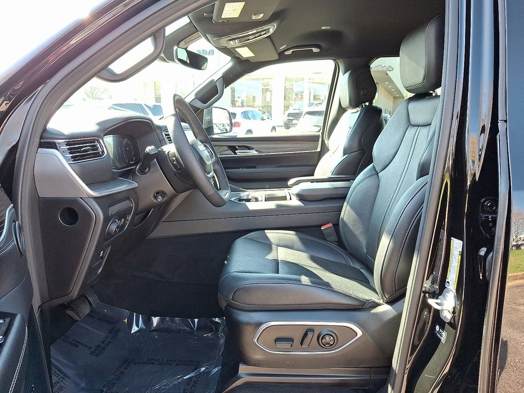 Certified 2024 Jeep Wagoneer L Series III w/ Flexible Seating Group AWD/4WD image 15