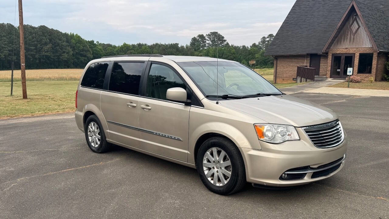 Used 2014 Chrysler Town & Country Touring FWD image 2