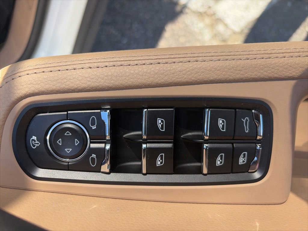 Used 2025 Porsche Macan AWD/4WD image 11