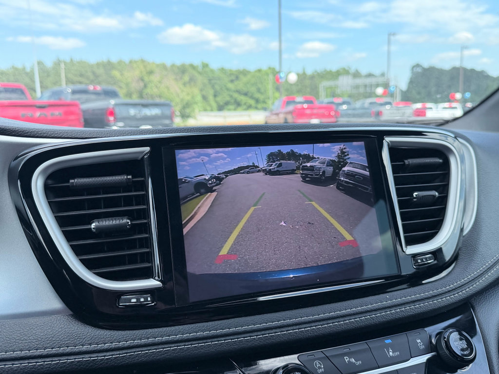 Used 2022 Chrysler Pacifica Touring FWD image 18
