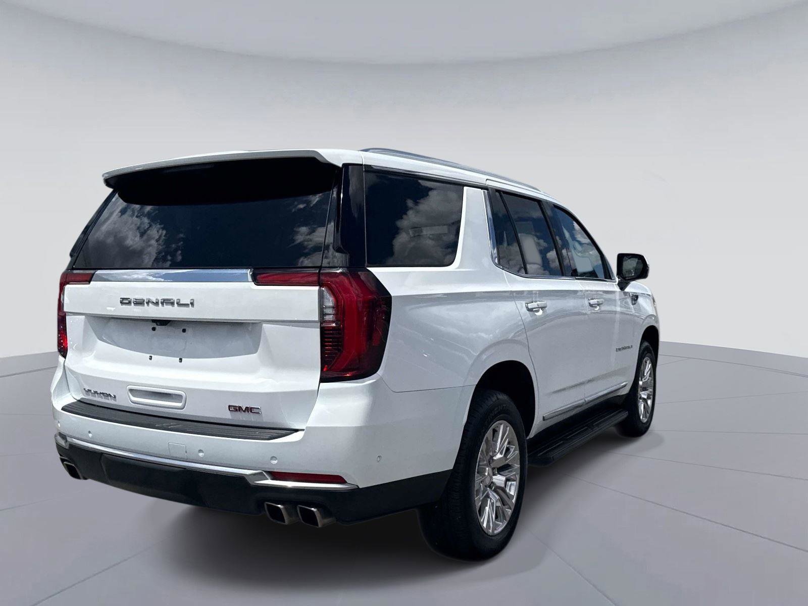 Used 2025 GMC Yukon Denali RWD image 4