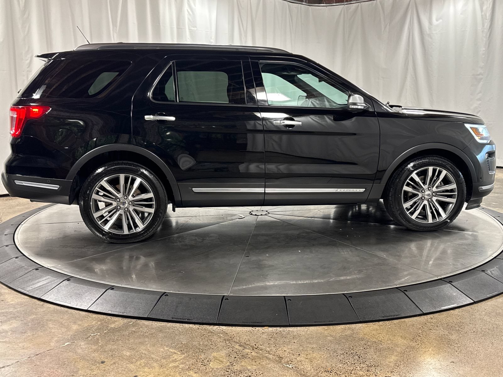 Used 2018 Ford Explorer Platinum AWD/4WD image 6