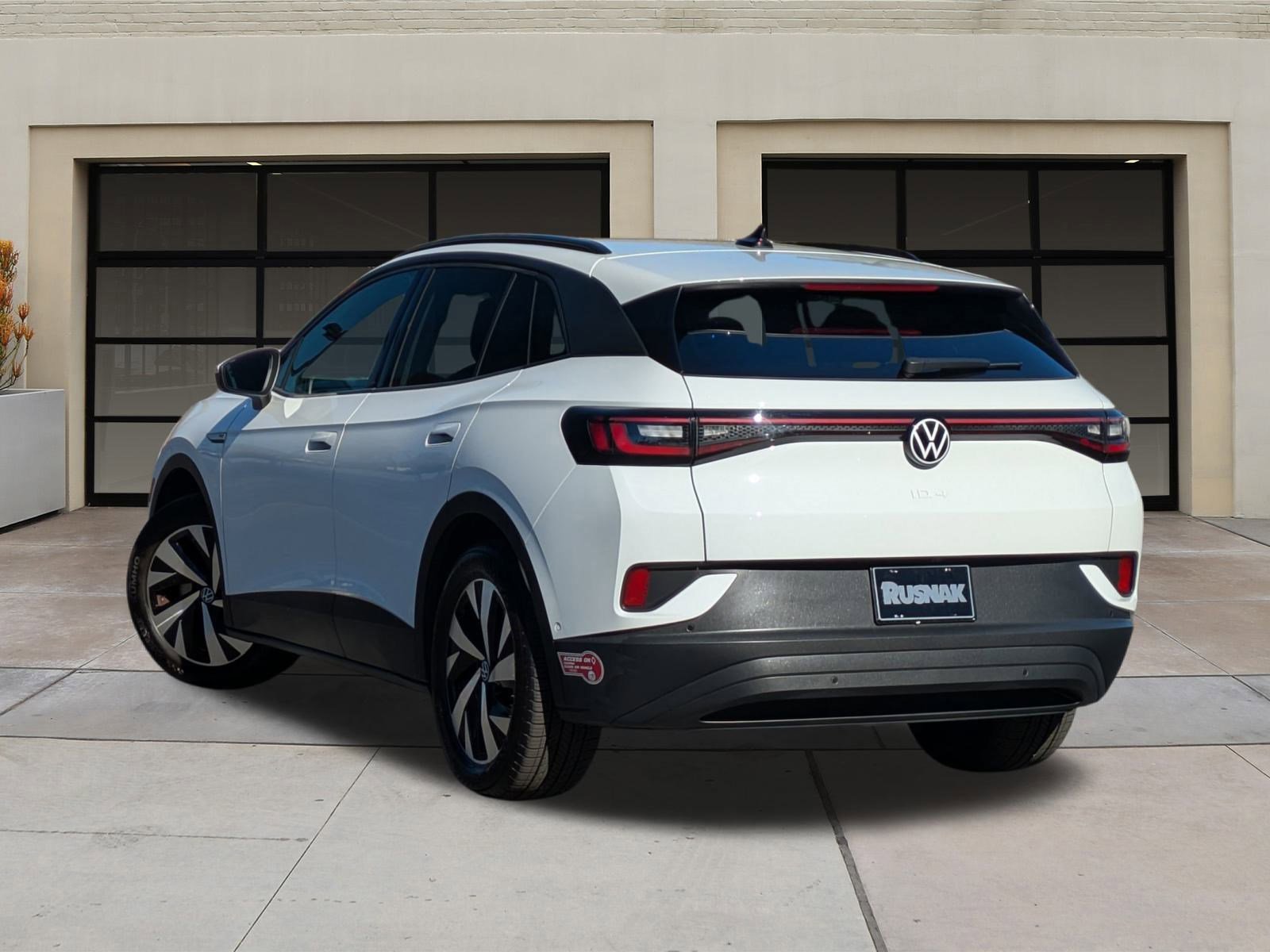 Used 2023 Volkswagen ID.4 Pro image 2