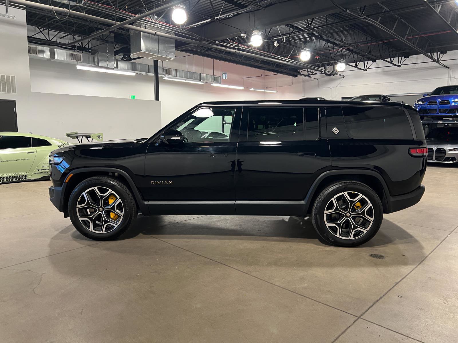 Used 2025 Rivian R1S Premium image 6