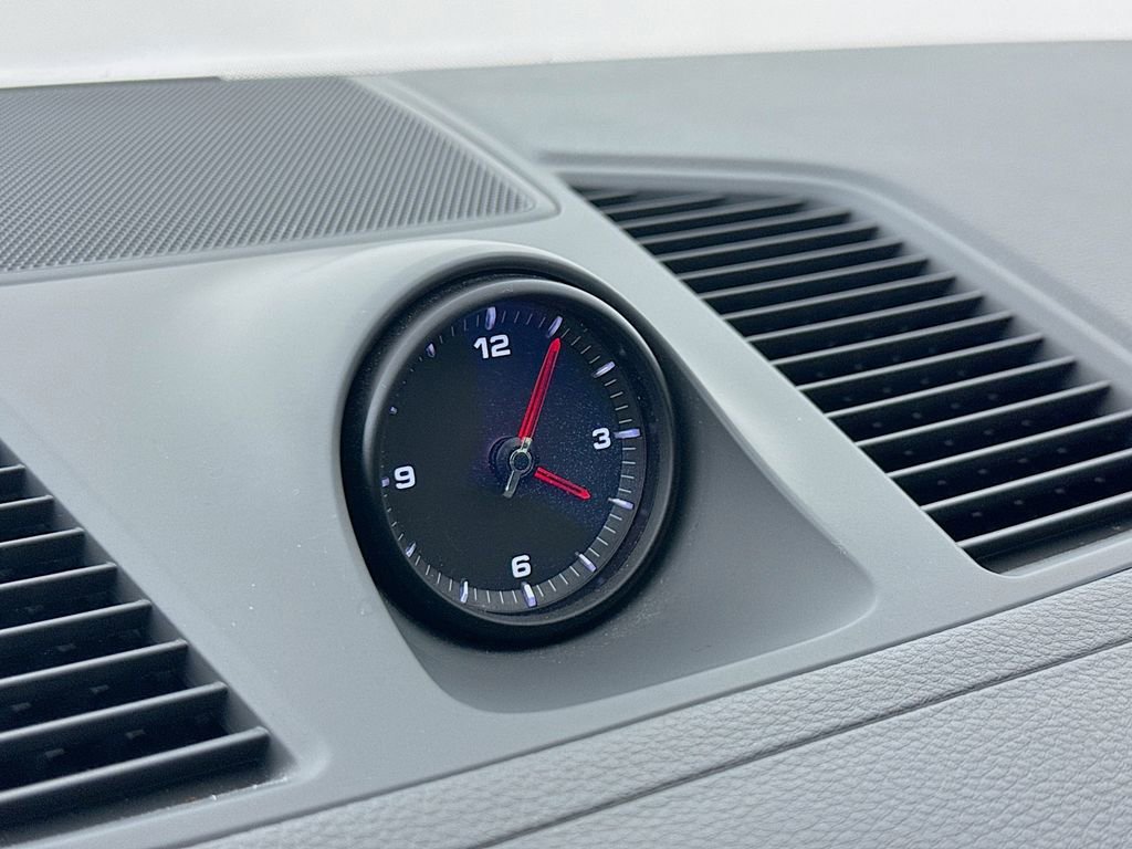 Certified 2023 Porsche Cayenne Platinum Edition image 17